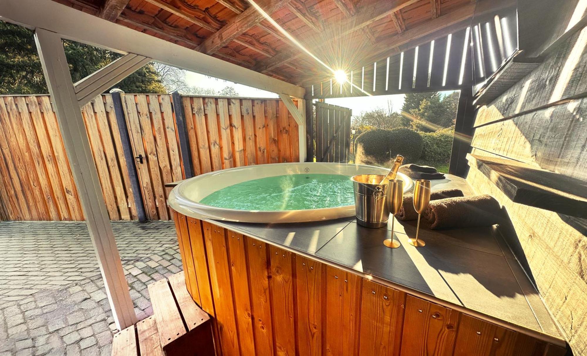 Wellness Tuin - Ultieme Partner Beleving - St Hubertus Suite Met Jacuzzi ,Openhaard, Prive Hottub En Prive Sauna In Jachthut Stijl 호스트 외부 사진