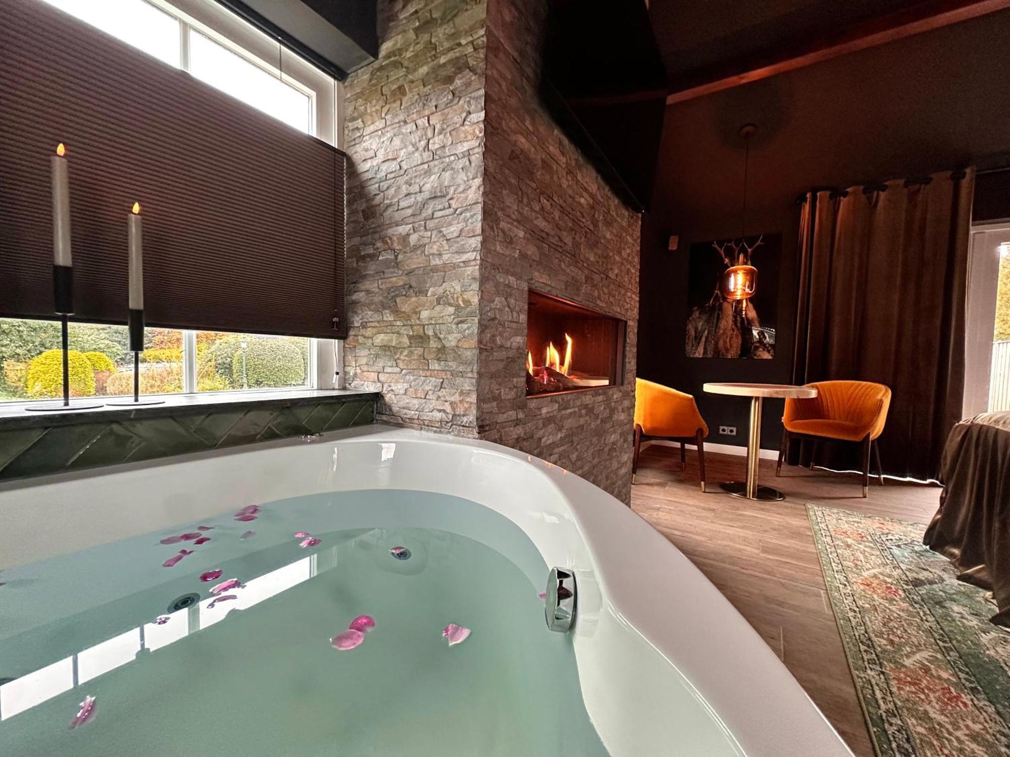 Wellness Tuin - Ultieme Partner Beleving - St Hubertus Suite Met Jacuzzi ,Openhaard, Prive Hottub En Prive Sauna In Jachthut Stijl 호스트 외부 사진