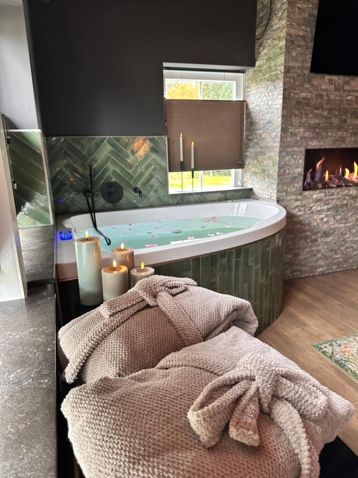 Wellness Tuin - Ultieme Partner Beleving - St Hubertus Suite Met Jacuzzi ,Openhaard, Prive Hottub En Prive Sauna In Jachthut Stijl 호스트 외부 사진