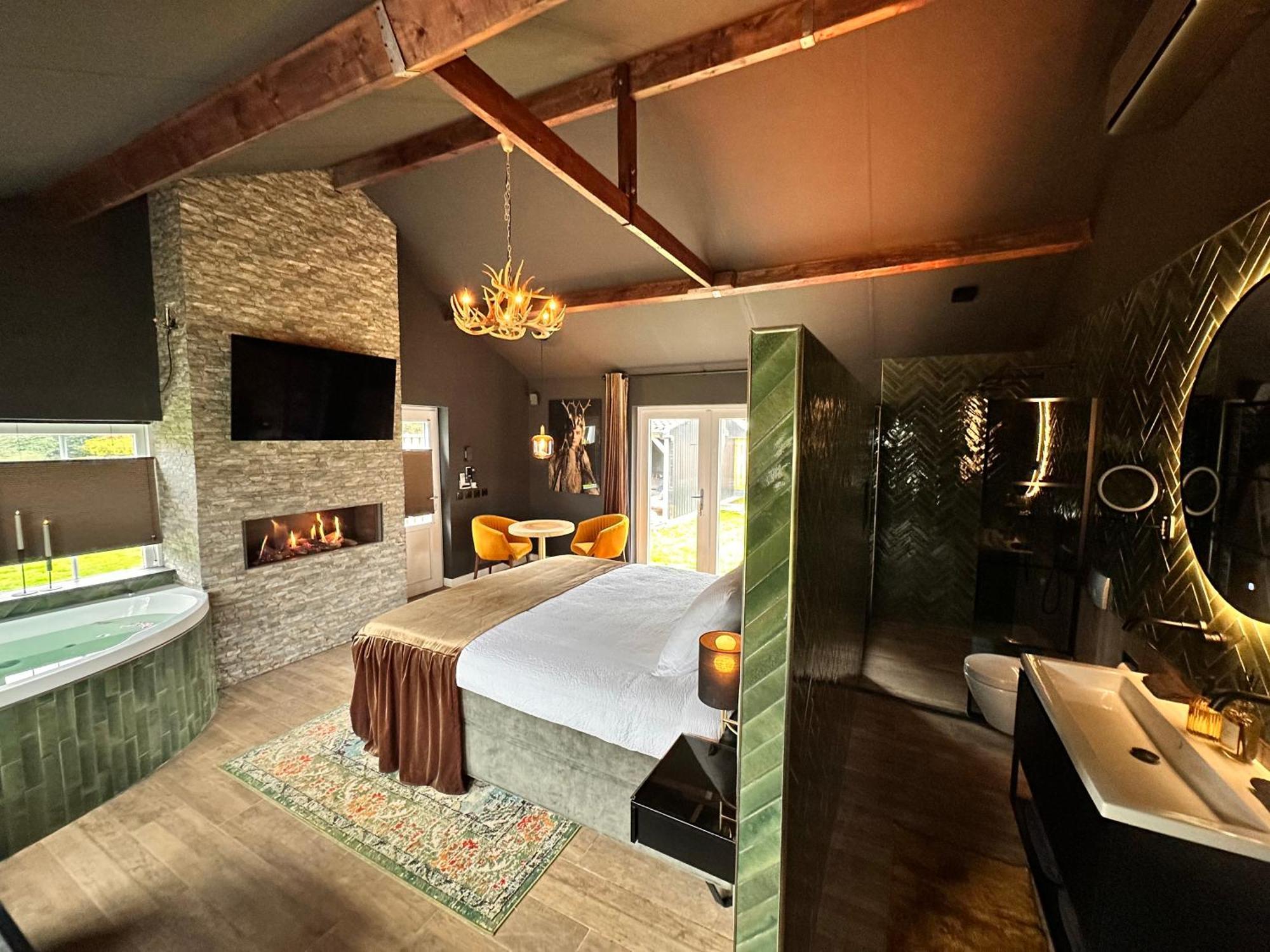 Wellness Tuin - Ultieme Partner Beleving - St Hubertus Suite Met Jacuzzi ,Openhaard, Prive Hottub En Prive Sauna In Jachthut Stijl 호스트 외부 사진