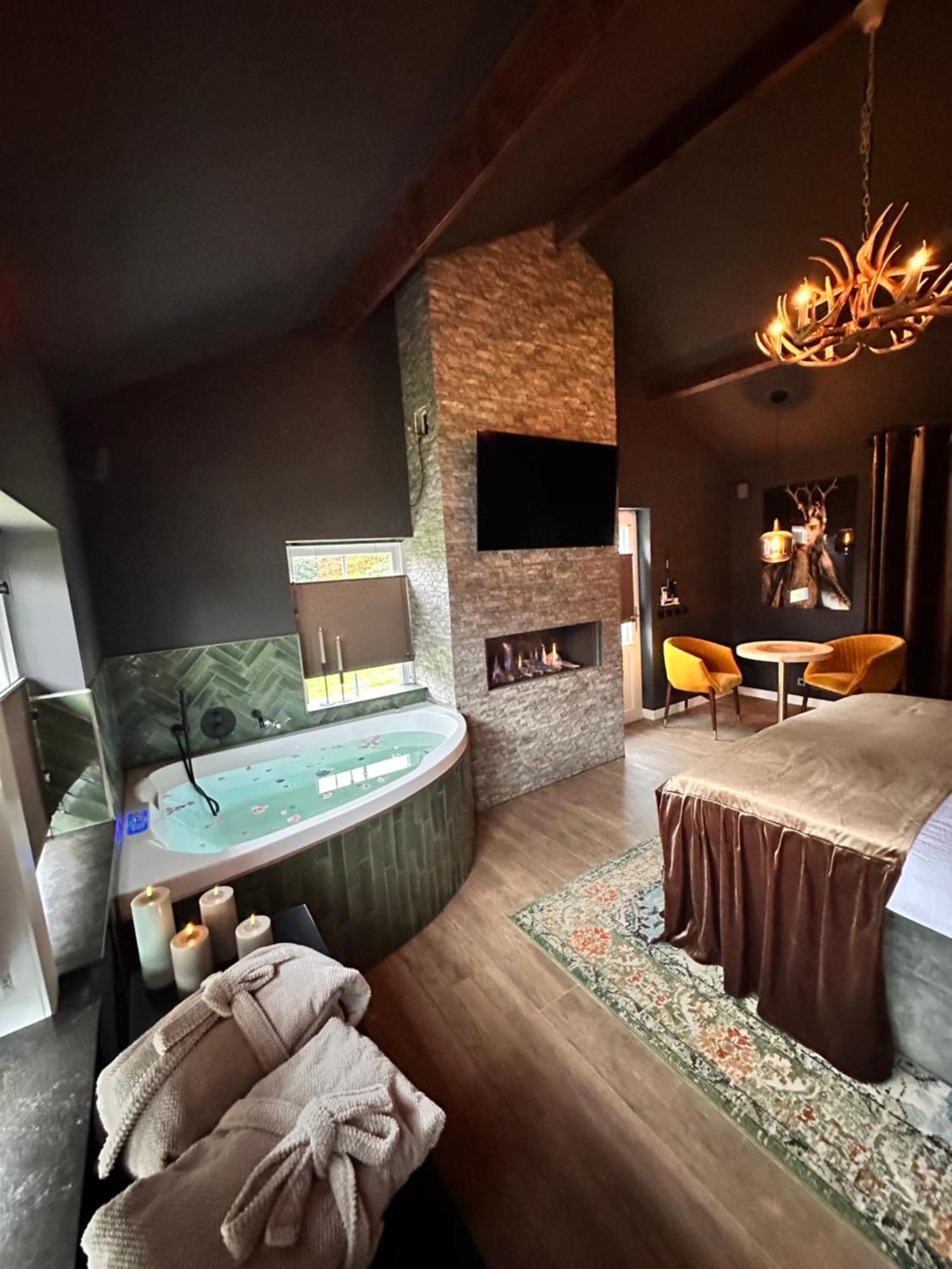 Wellness Tuin - Ultieme Partner Beleving - St Hubertus Suite Met Jacuzzi ,Openhaard, Prive Hottub En Prive Sauna In Jachthut Stijl 호스트 외부 사진