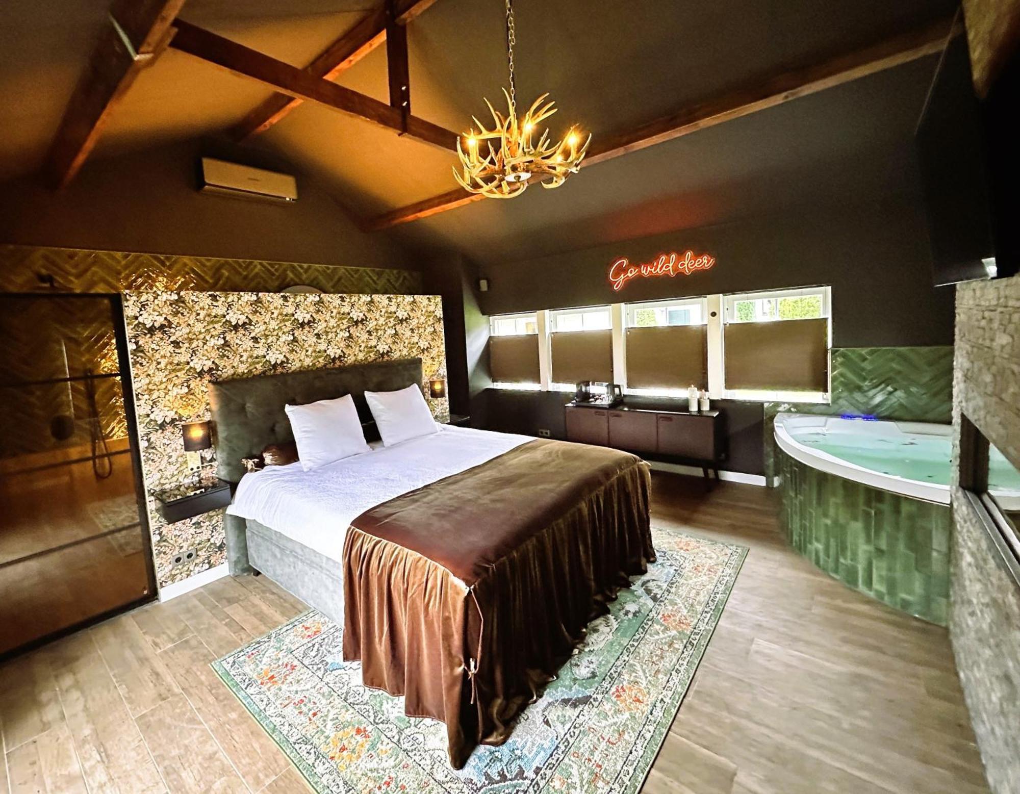 Wellness Tuin - Ultieme Partner Beleving - St Hubertus Suite Met Jacuzzi ,Openhaard, Prive Hottub En Prive Sauna In Jachthut Stijl 호스트 외부 사진